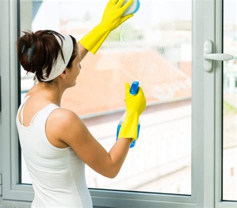 How to Clean Windows Faster with a Magic Window Cleaning Brush